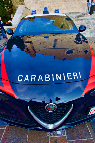 Teramo - Picchia una donna in strada e poi i carabinieri: arrestato